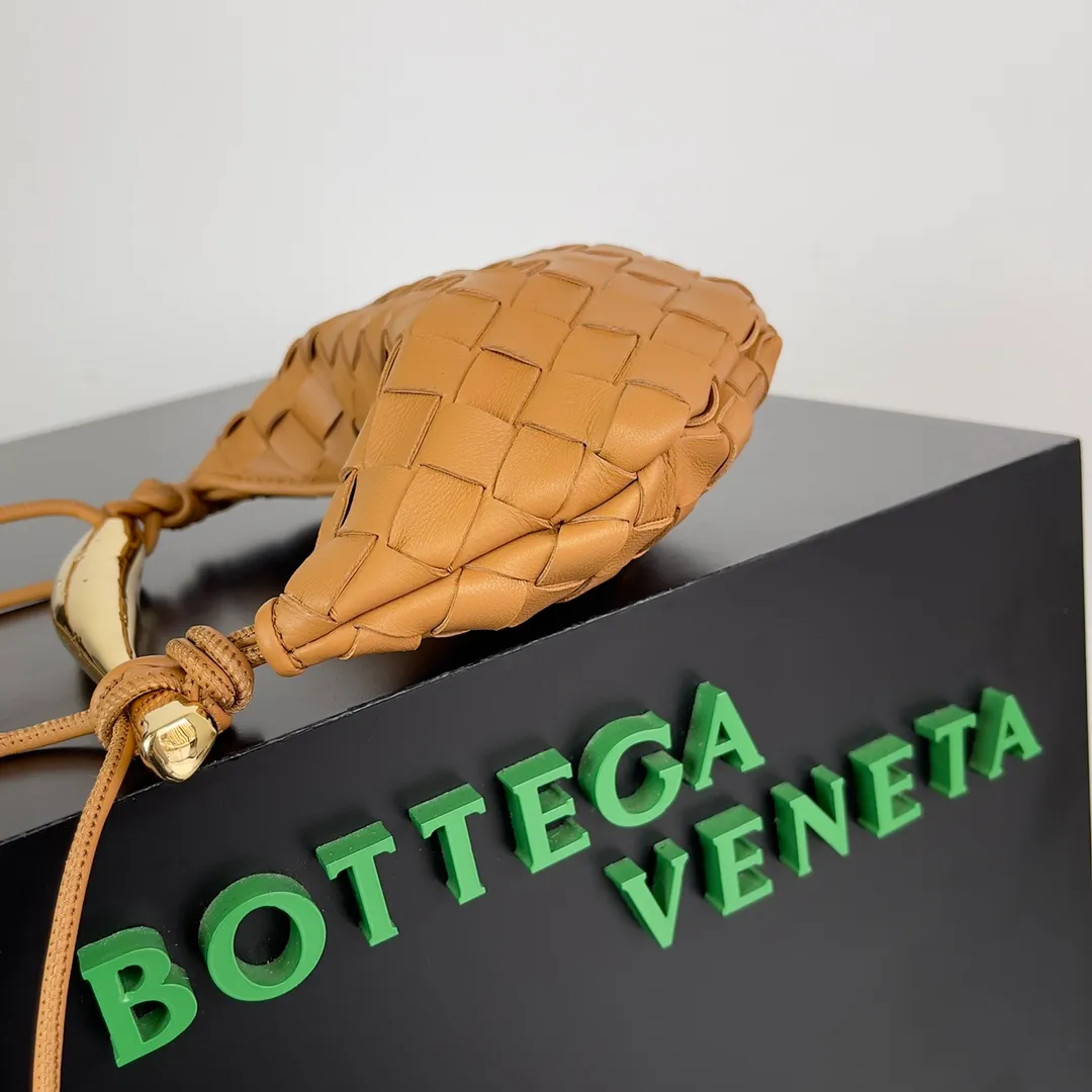 Batch of 1260 BV Mini Sardine is coming‼ ️Super high-end, stainless steel hardware + 24k real gold plating process, fish scales (concave and convex positions) are the finishing touch, the sardine bag that can be carried cross-body is completely beautiful to the heart. The metal element handle and the weaving are perfectly combined to completely integrate the artistic sense and elegance and fashion. It is really like a work of art🏺The large size is elegant, the small size is exquisite and cute, a must-have item for fashionistas, and the details are perfectly reproduced. Style number: 744267 Size 20*12*2.5